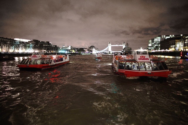 Enjoy unique night views of London and get treated to a four-course meal, music and dancing: board the London Showboat