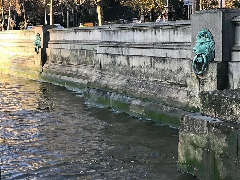 Two lion emblems on the embankment
