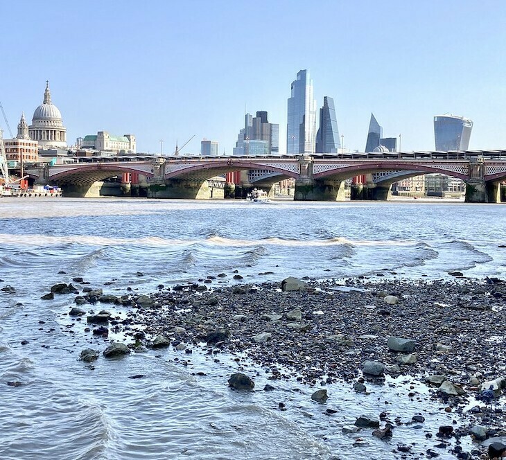 The Thames appears frozen in this deceptive photo from Bankside beach