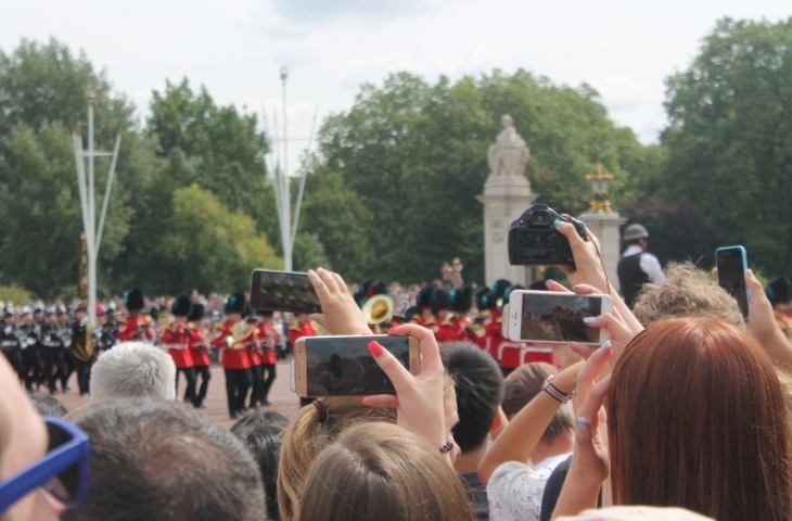 Free Things To Do In London: people hold phones aloft to film marching soldiers down the mall