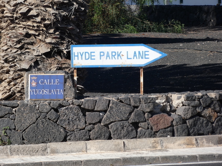 A street sign saying 'Hyde Park Lane'