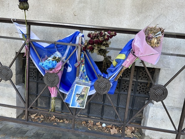 Flowers and banners on the memorial to William Wallace, Smithfield