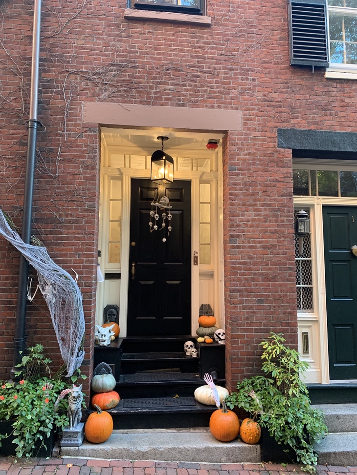 Best Things to Do in Boston: Acorn Street house front decorated for the Autumn season.
