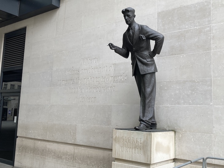 A statue of George Orwell, leaning foreward