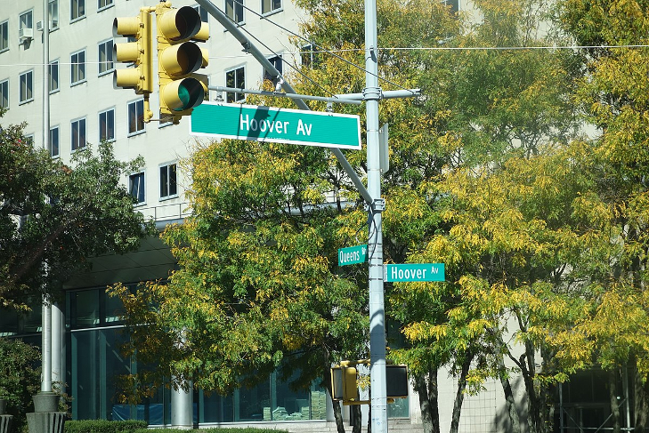 A street sign and traffic lights in Kew Gardens, New York, indicating a road called Hoover Avenue