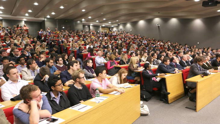 Free Things To Do In London:  A packed auditorium listens to a talk at LSE