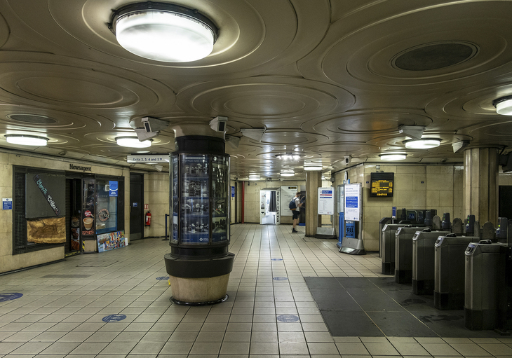 A ticket hall with circular shapes in the ceiling