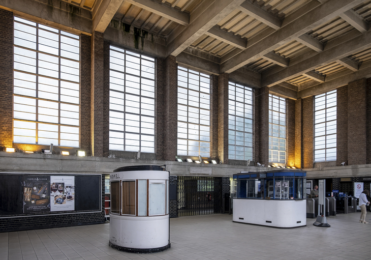 A vast ticket hall with passimeters and clerestory windows