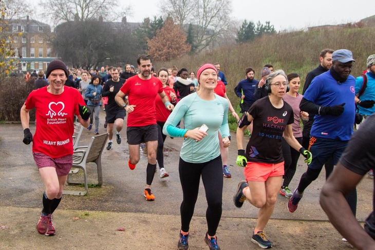 Free Things To Do In London: loads of runner in the drizzle, but smiling
