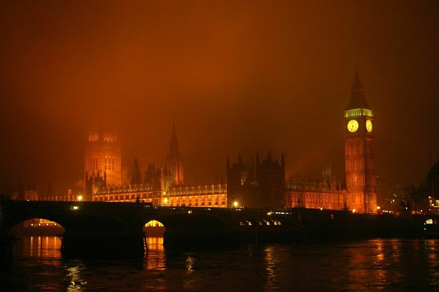 The Houses of Parliament shrouded in ab orangy mist