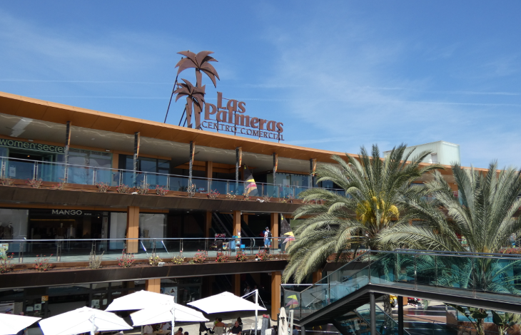 Corralejo in Fuerteventura: Las Palmeras open air shopping centre, split across three levels