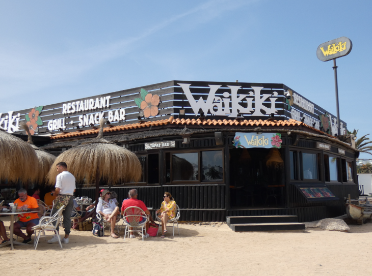 Corralejo in Fuerteventura: Waikiki beach bar on the beach in Corralejo